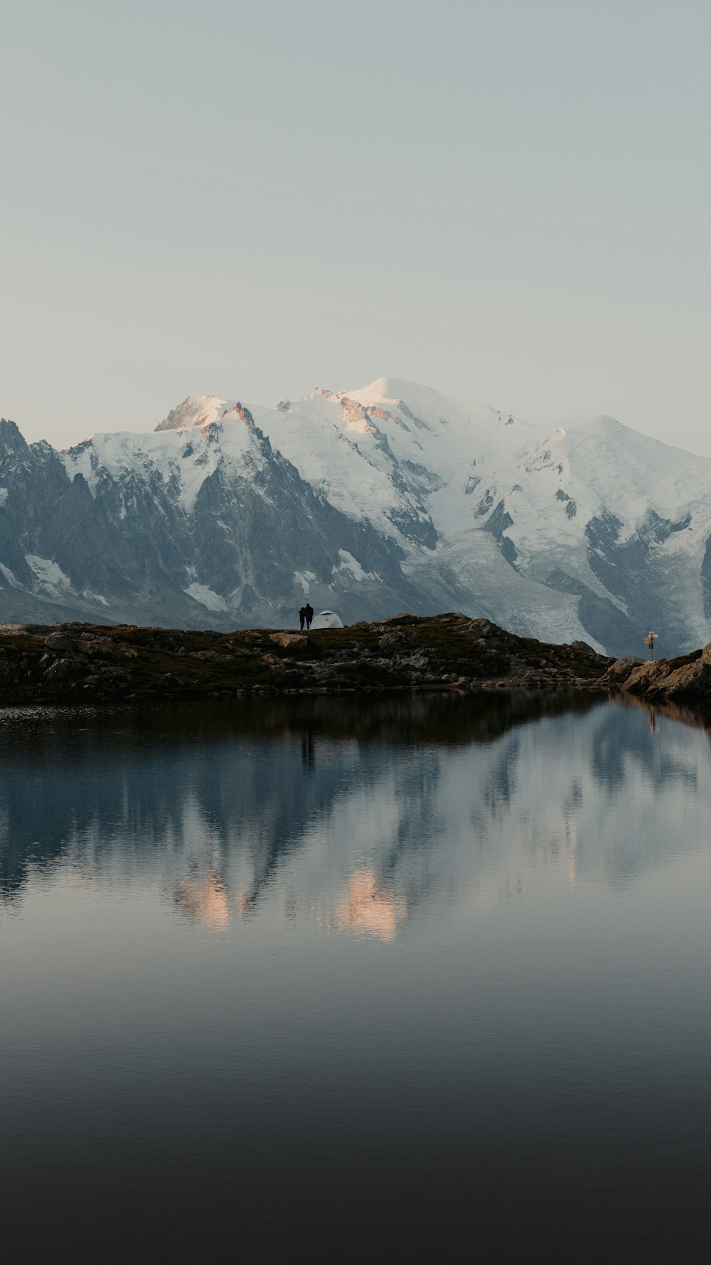 See in der Nähe des schneebedeckten Berges tagsüber