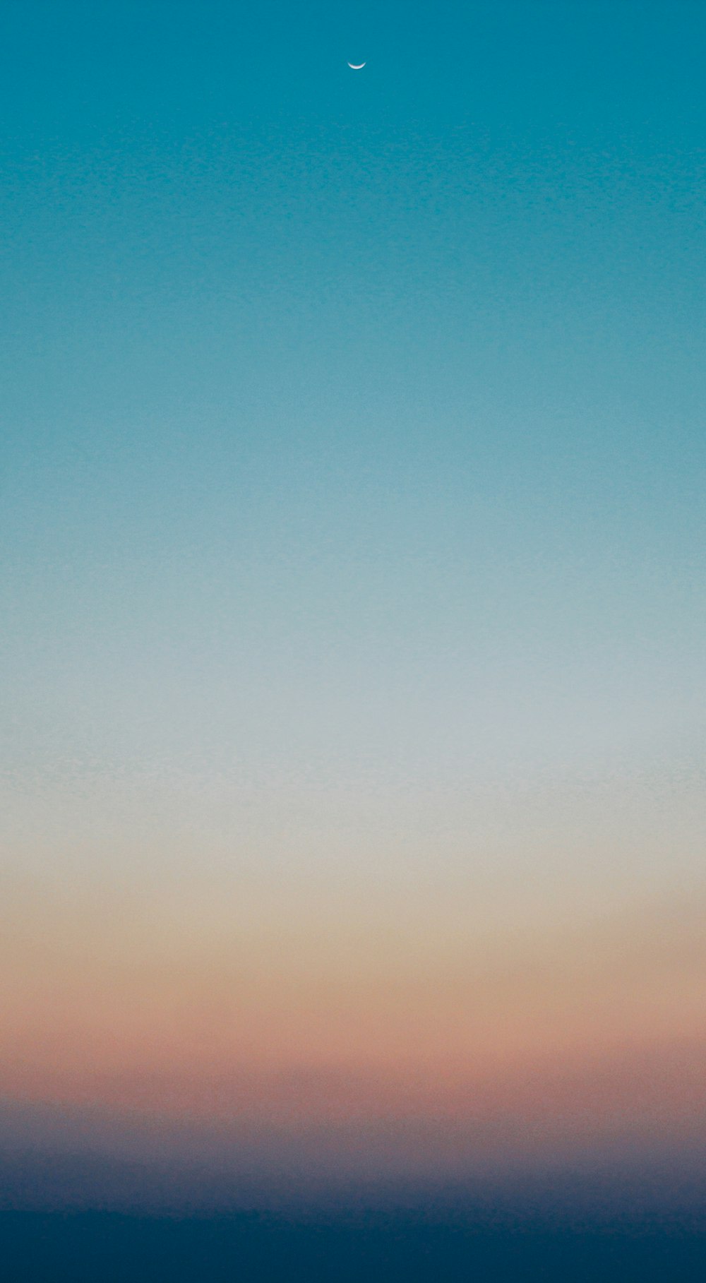 cielo azul y nubes blancas