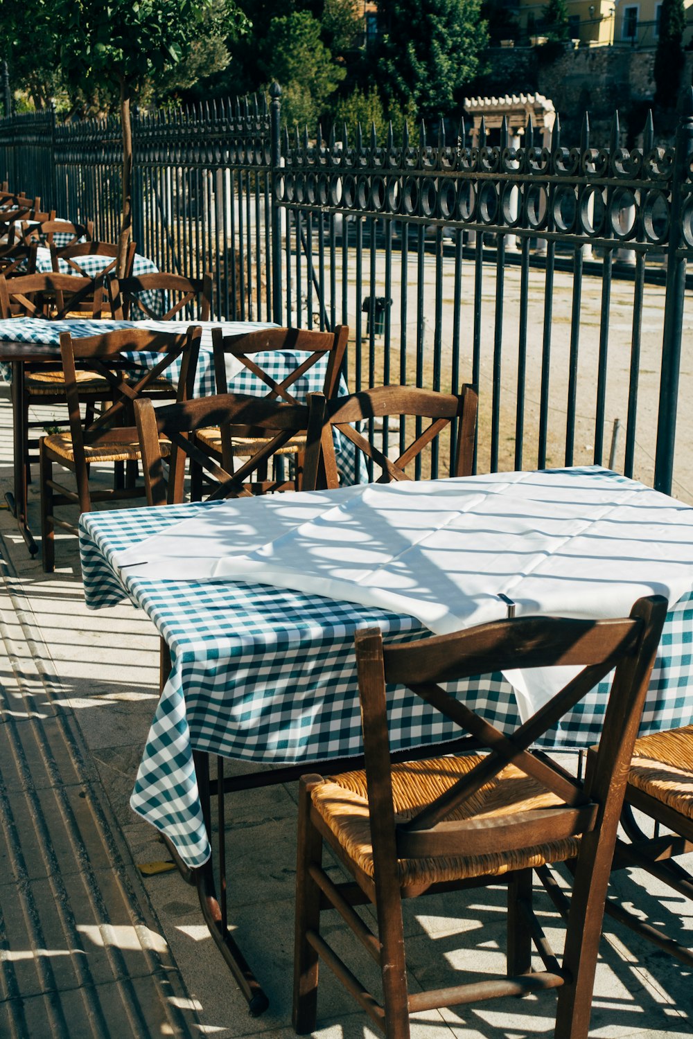 Sillas y mesa de madera marrón