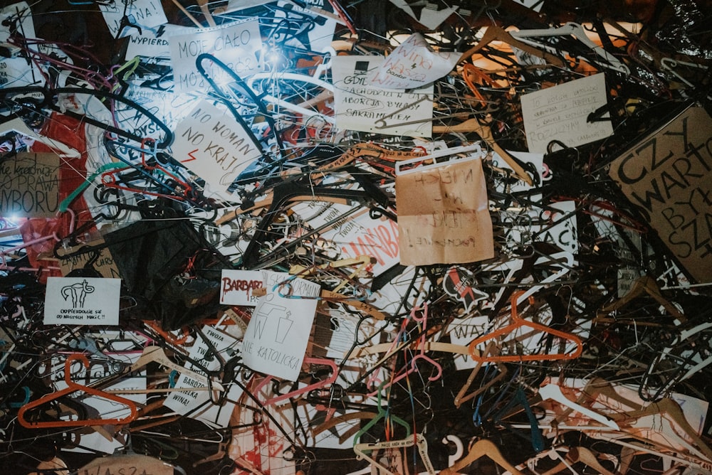 weißes Druckerpapier auf braunen getrockneten Blättern