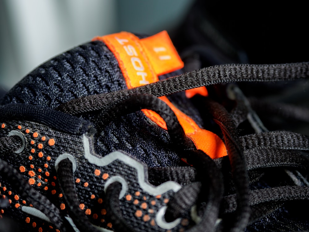 Foto Zapatillas Nike negras y naranjas – Imagen Vestir gratis en Unsplash