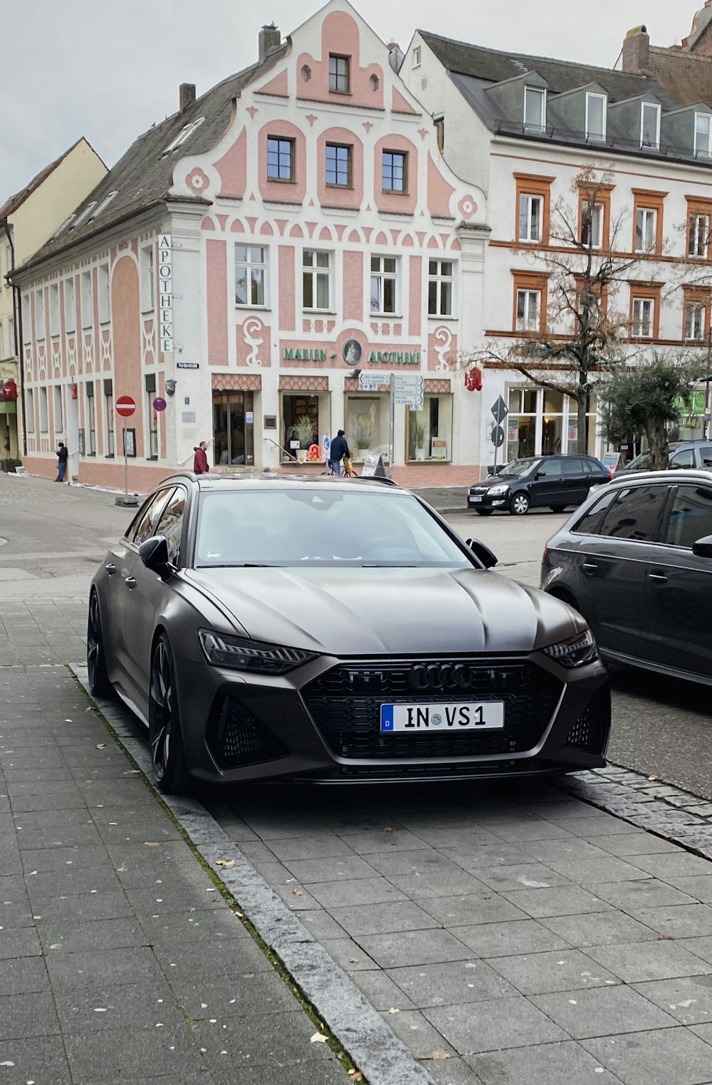 Schwarzer Audi A 4 tagsüber auf Gehweg geparkt