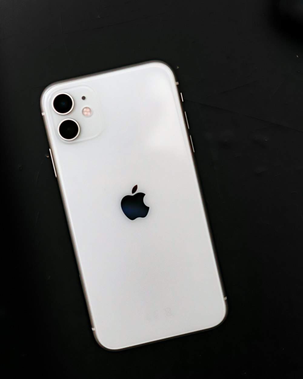 검은 표면에 흰색 아이폰 5 C