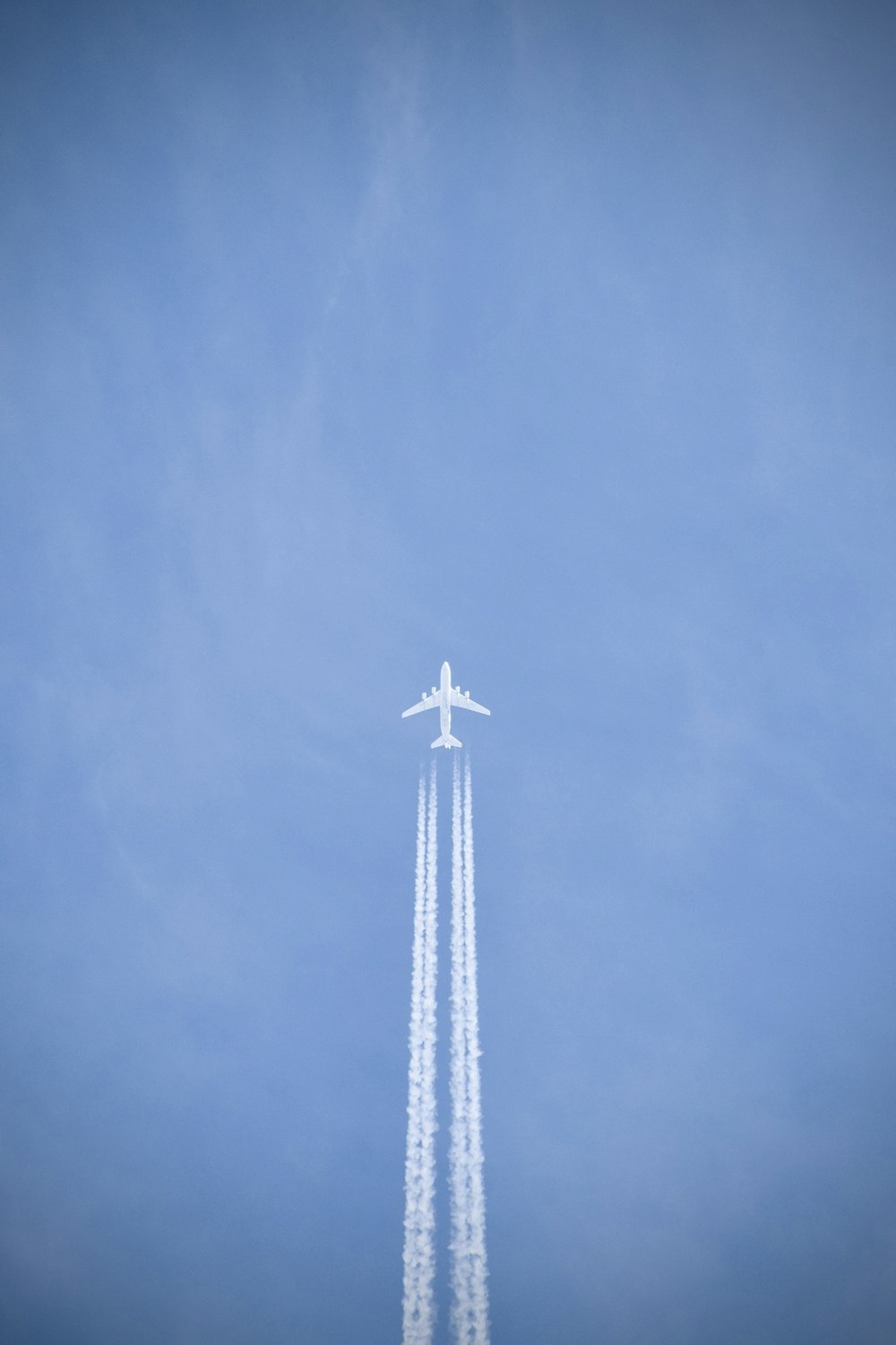 青空の下の白い塔