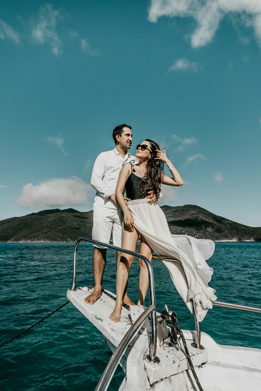 mulher no vestido branco que está no barco durante o dia