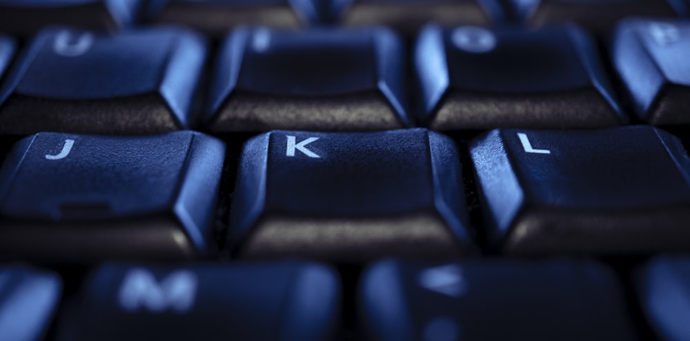 teclado de computador preto na superfície branca