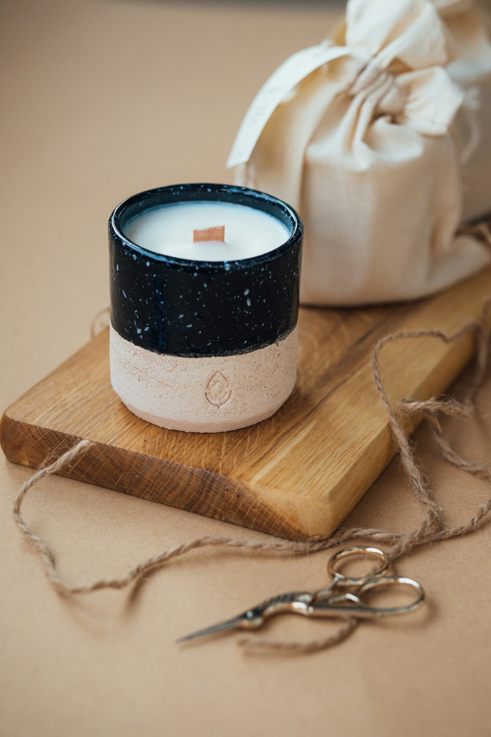 black and white round candle holder