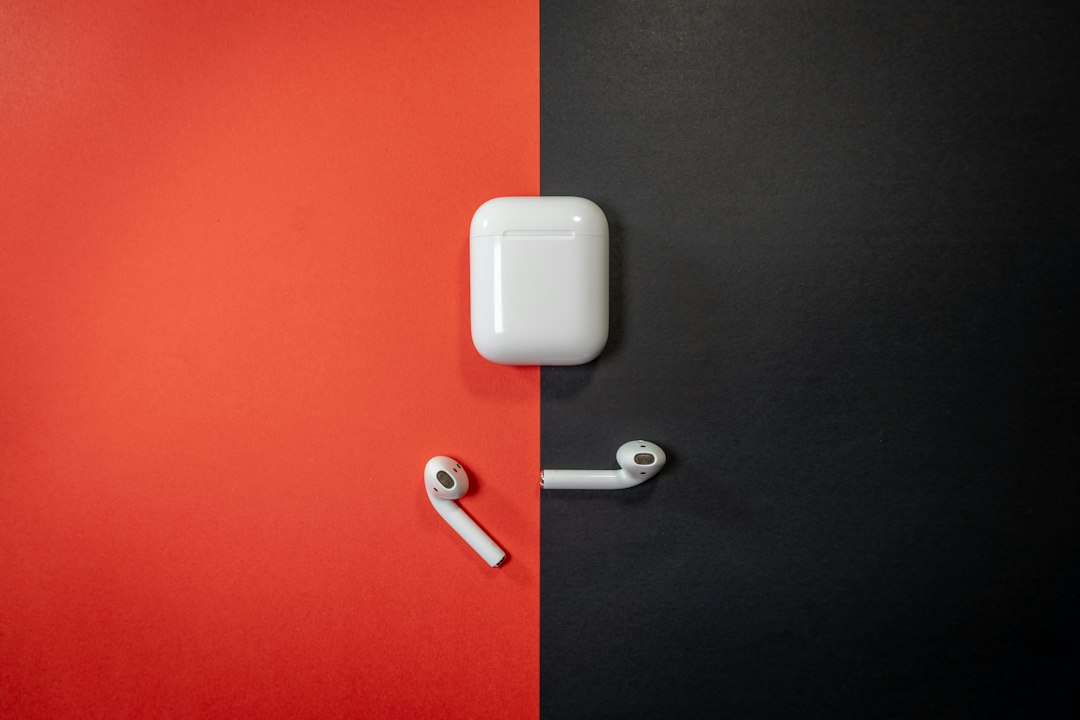 white apple airpods charging case, A picture from an AirPods 1st gen for https://ifeed.pt