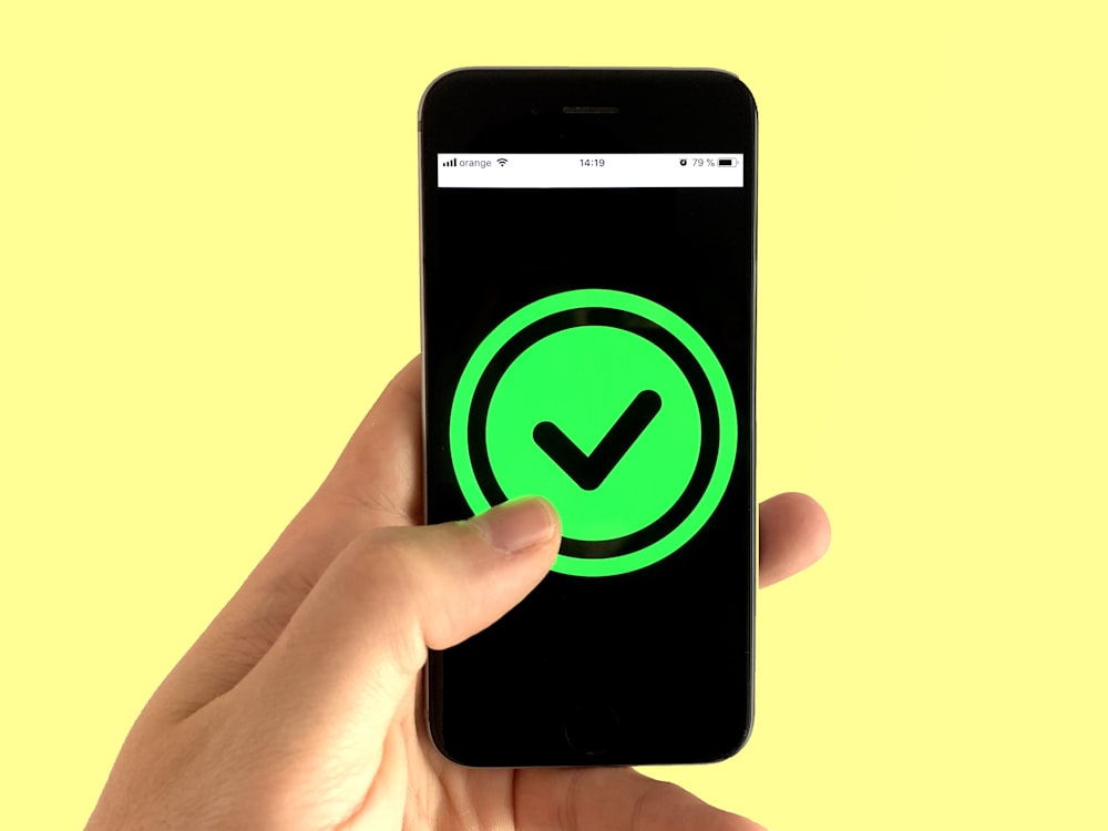 Smartphone Android negro que muestra el logotipo verde y negro