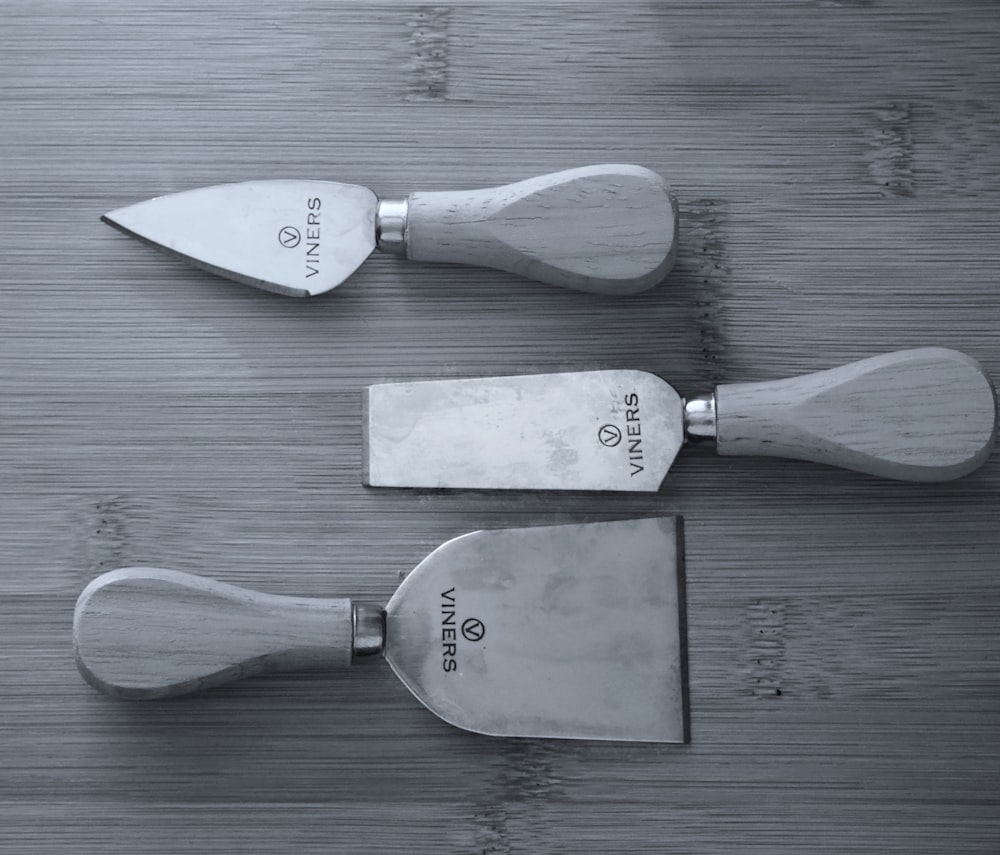 cuillère et fourchette en argent sur table en bois