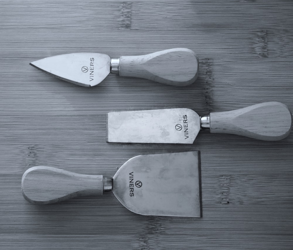 cuchara y tenedor de plata sobre mesa de madera