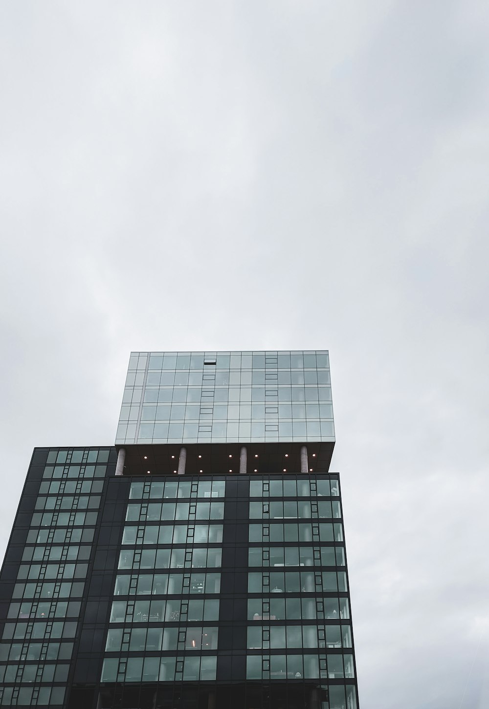 Edificio de hormigón blanco y negro bajo el cielo blanco durante el día