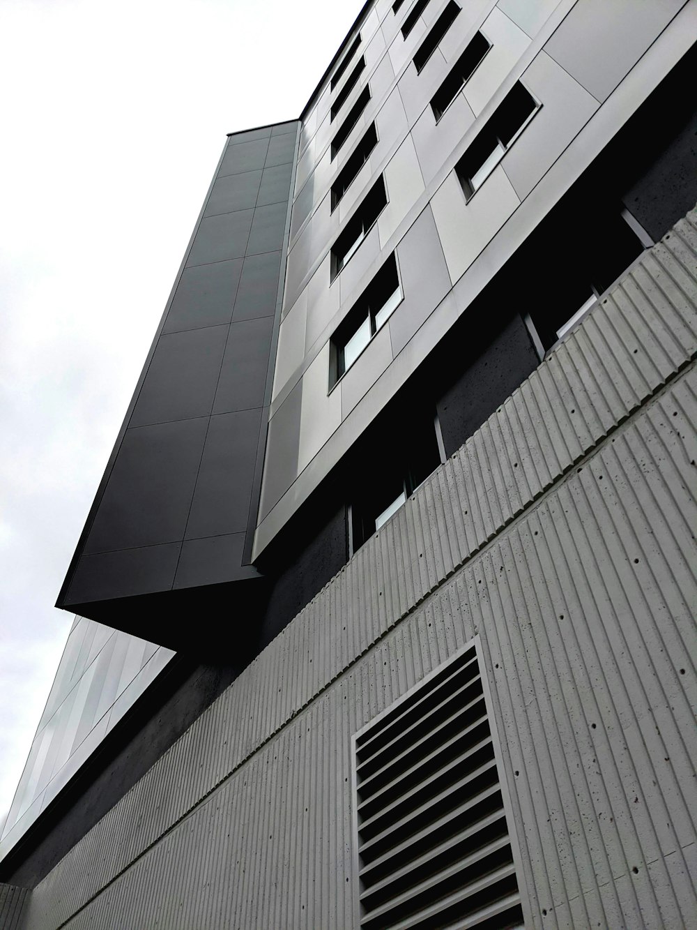 낮 동안 하얀 하늘 아래 회색 콘크리트 건물