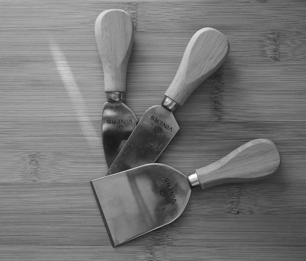 cucchiai e forchetta in acciaio inox su tavolo di legno