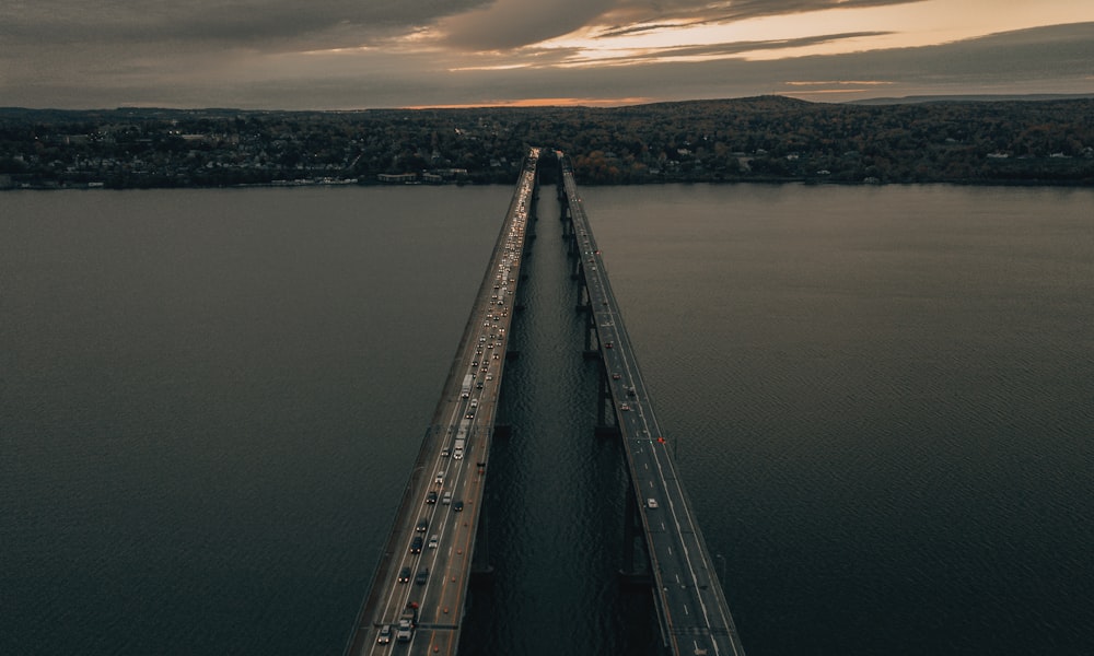 ponte de metal cinzento sobre o mar