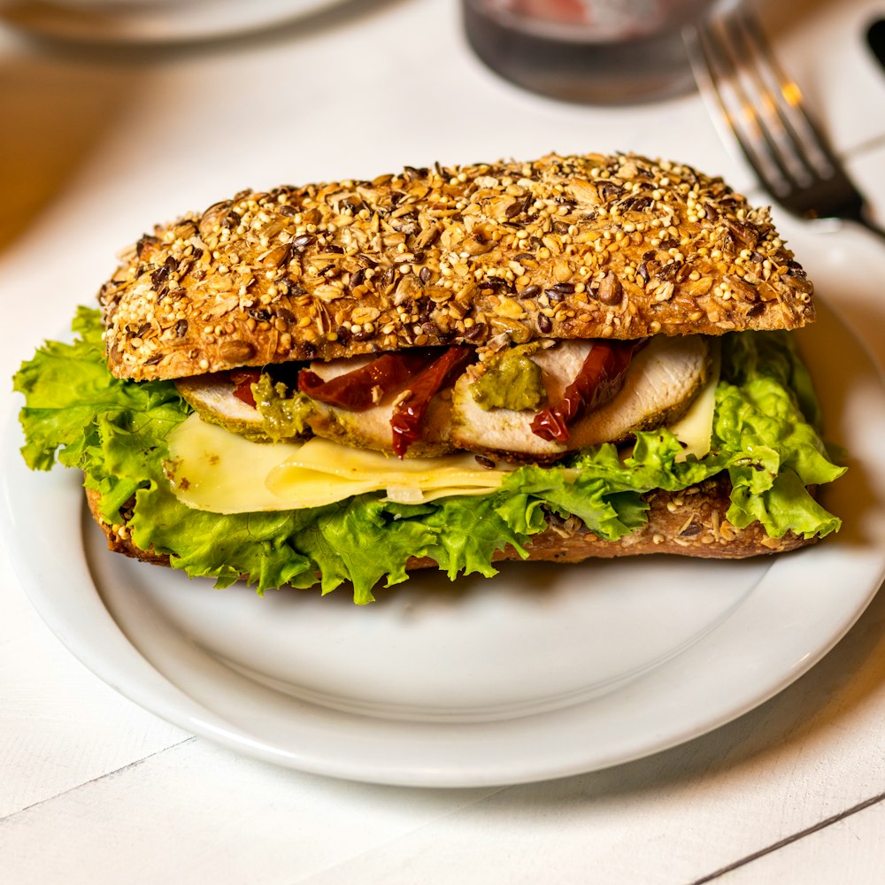 Burger sur assiette en céramique blanche