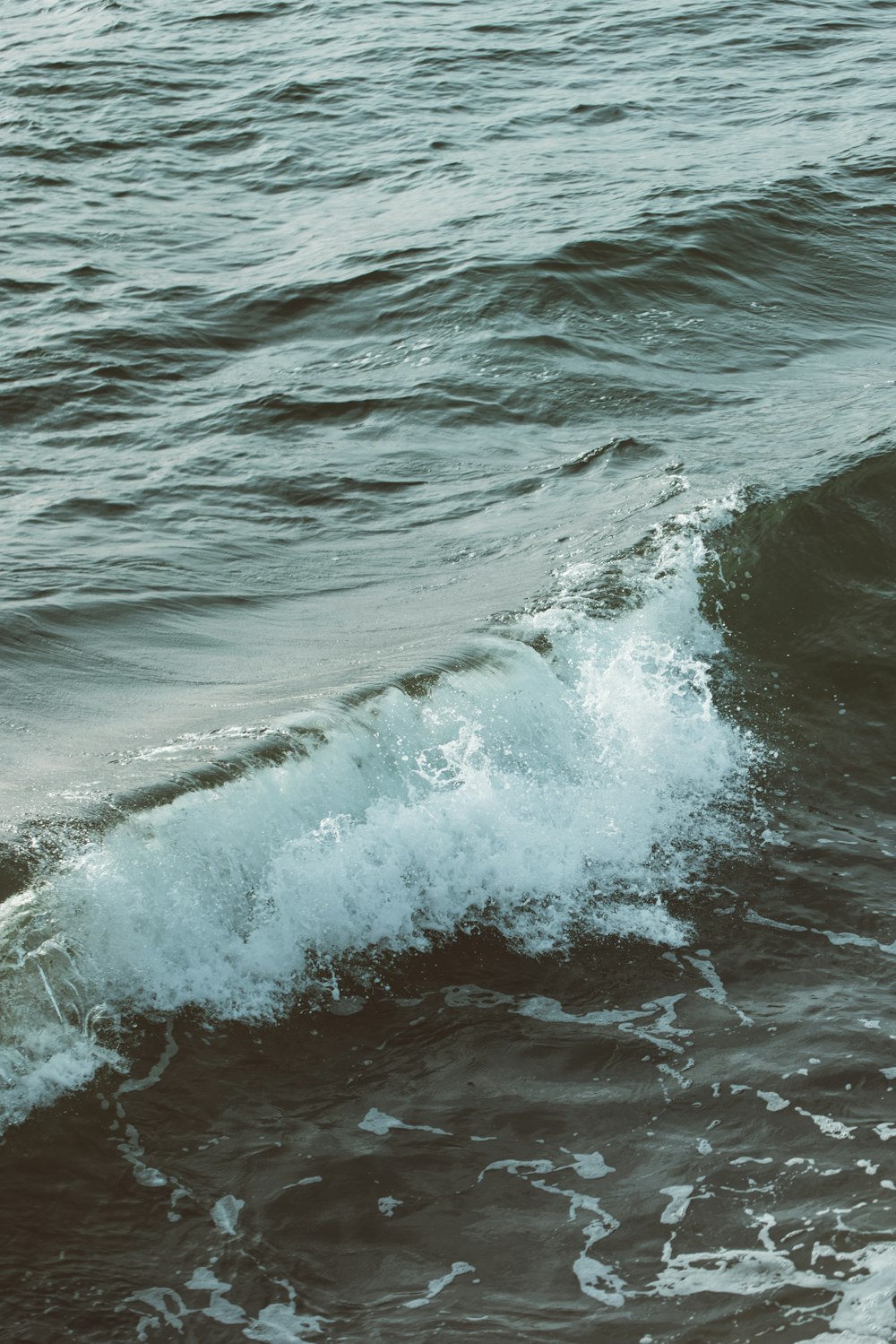 ocean waves crashing on shore during daytime