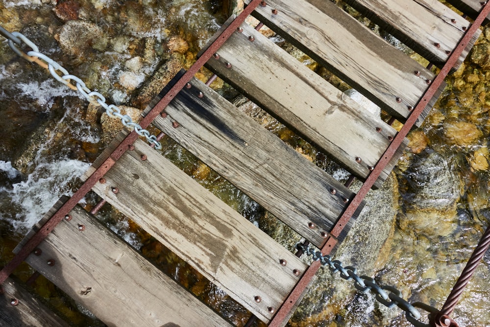 회색 콘크리트 바닥에 갈색 나무 판자