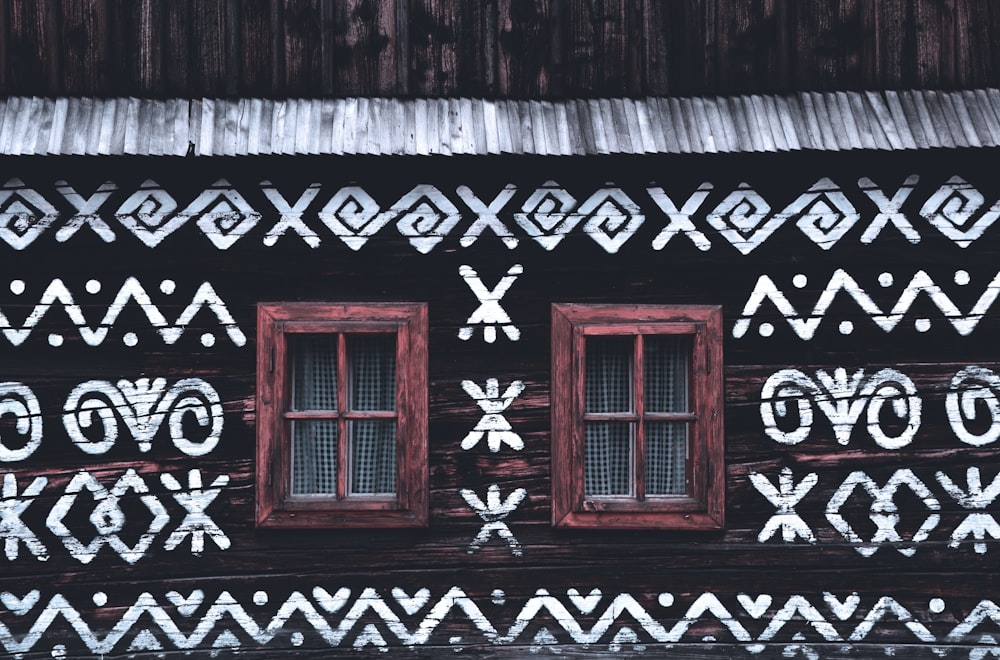 Maison en bois rouge et blanc