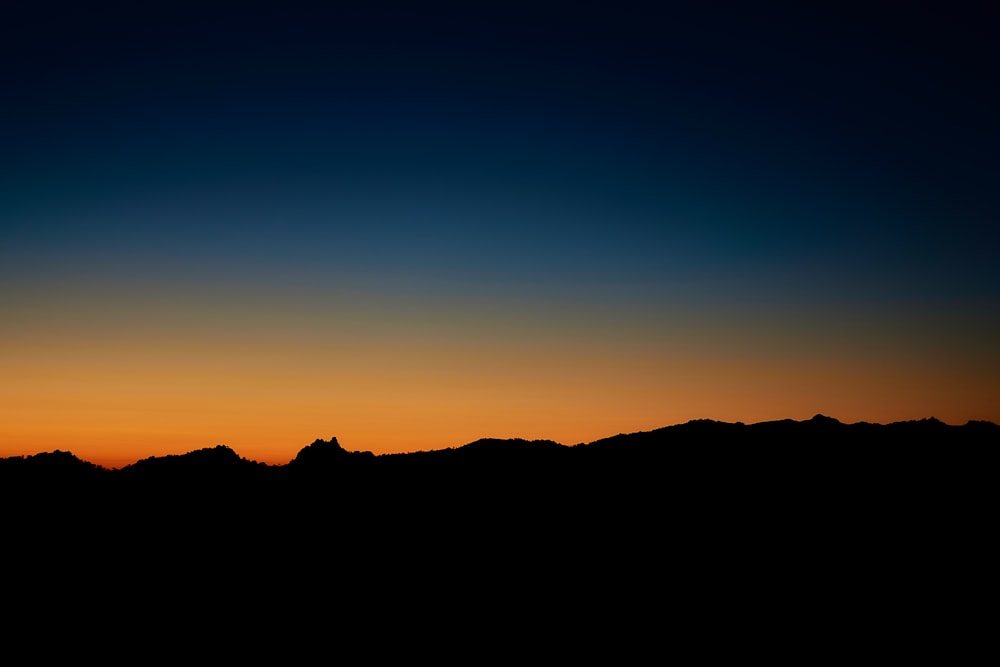 silhouette de montagne au coucher du soleil