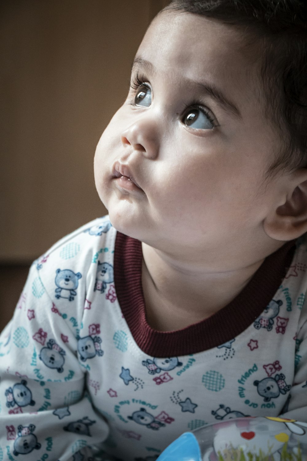 Niño con camisa blanca, roja y azul de cuello redondo