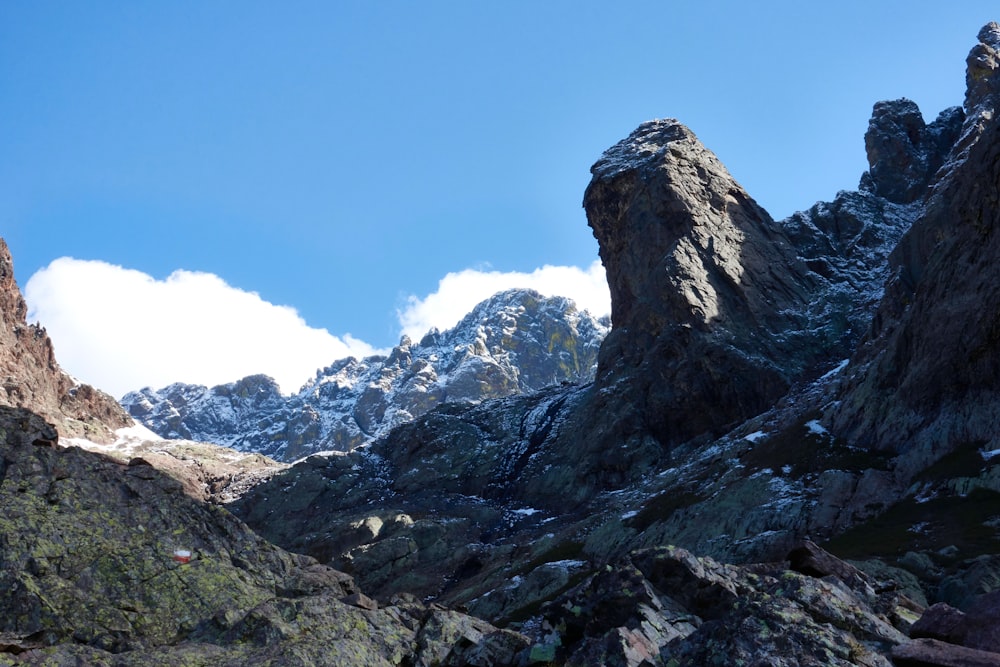 Montaña rocosa bajo el cielo azul durante el día