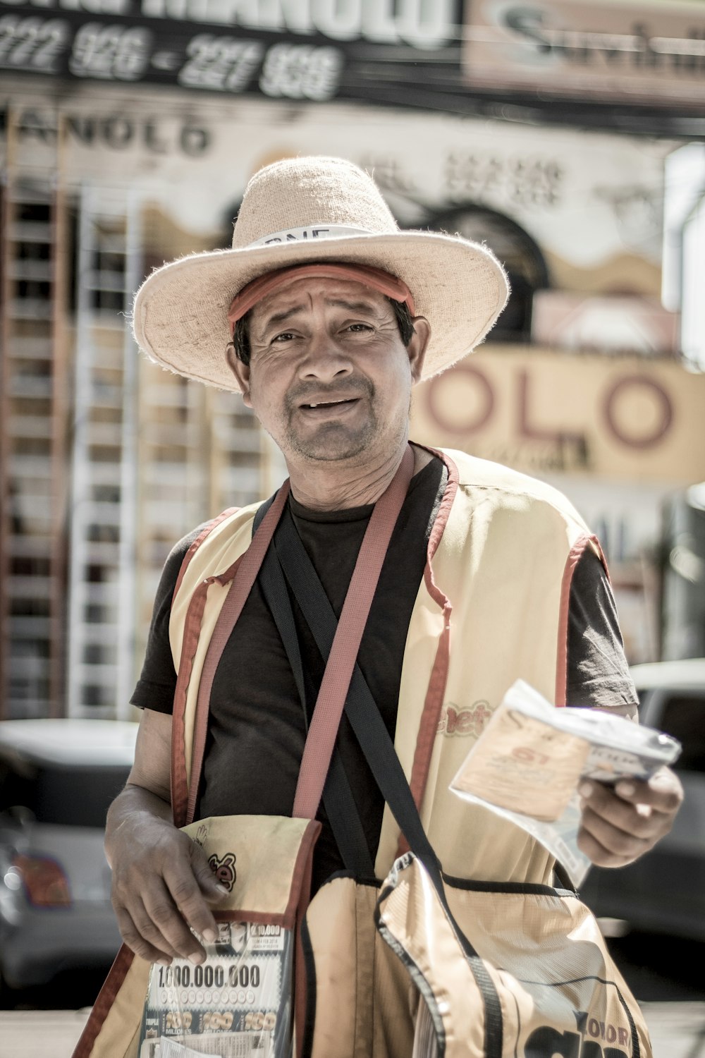 Hombre con sombrero de vaquero marrón y chaleco marrón