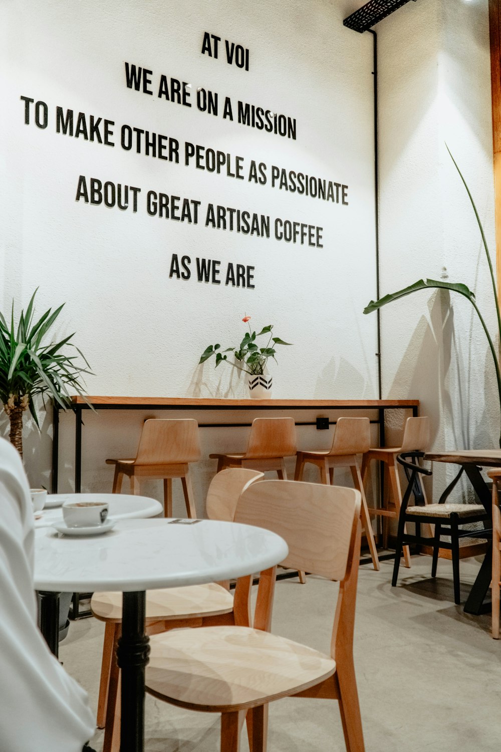 white round table with chairs