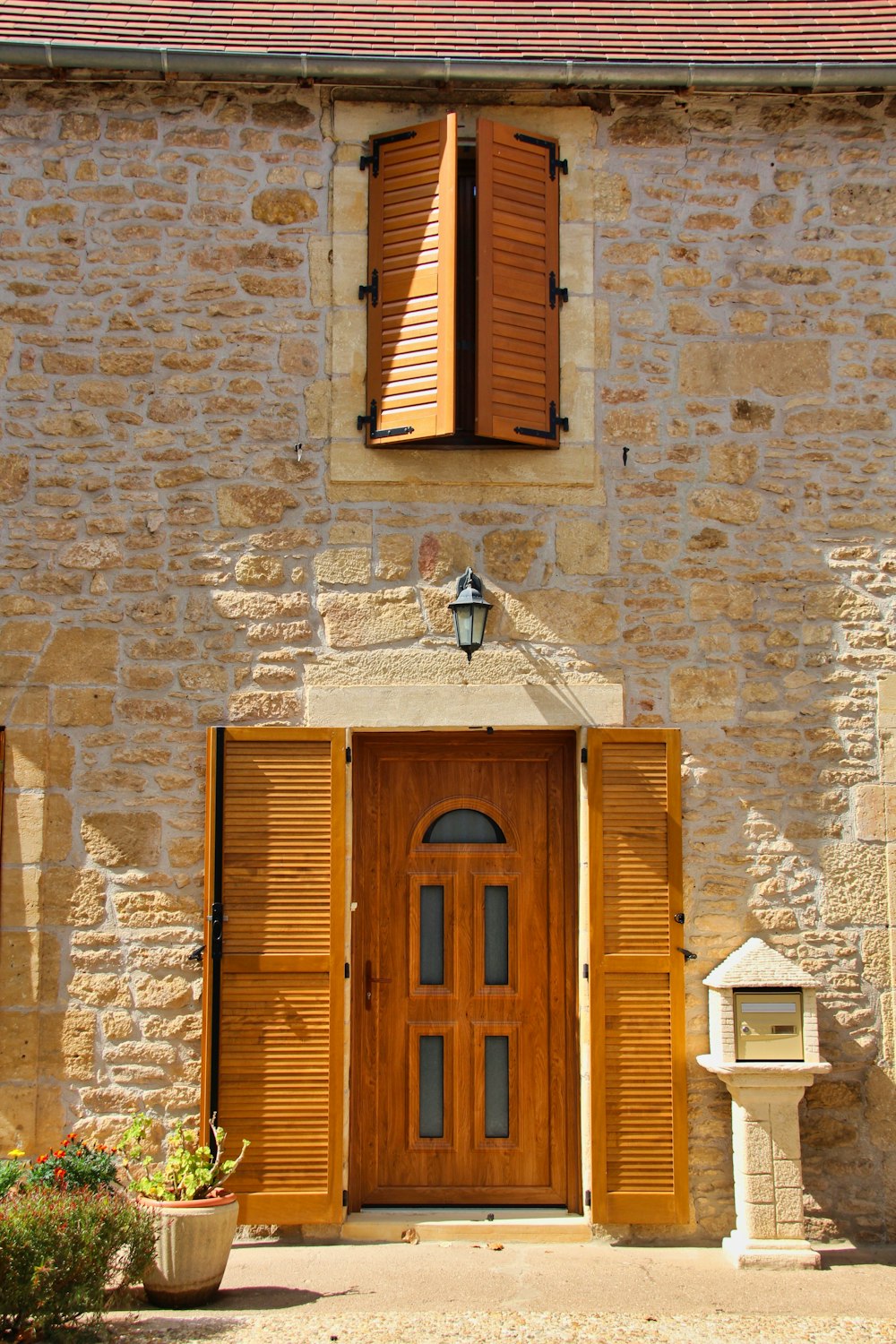 茶色のレンガの壁に茶色の木製のドア