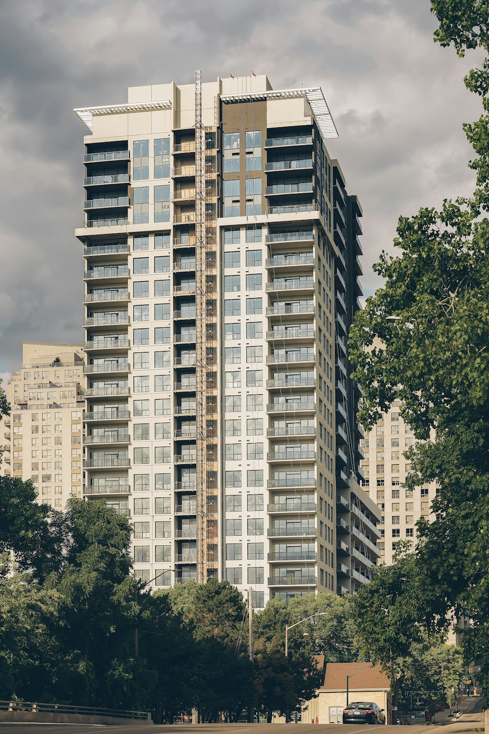 Edificio de hormigón blanco y marrón cerca de árboles verdes durante el día