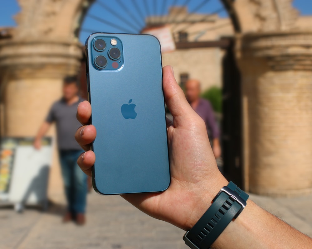 funda azul para iPhone en la mano de la persona