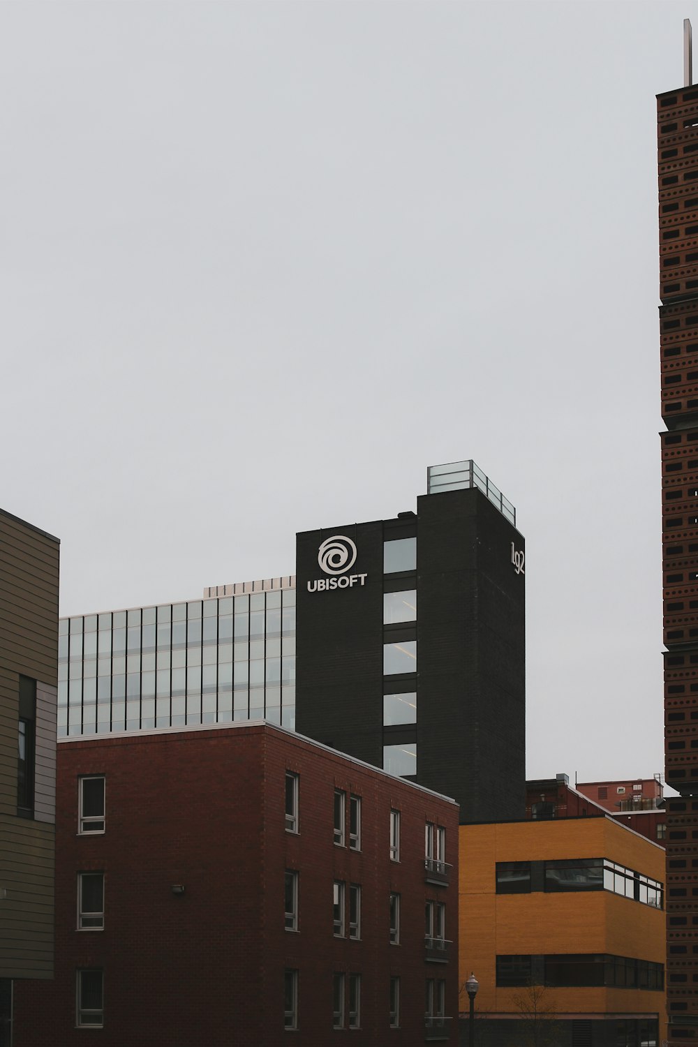 Edificio in cemento marrone e nero sotto il cielo bianco durante il giorno