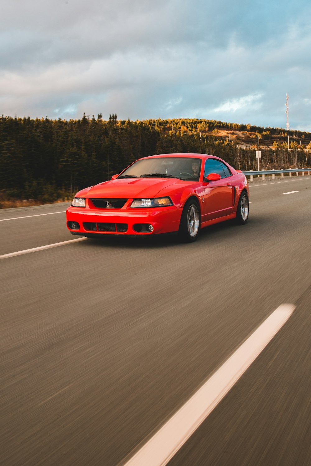 Roter BMW M 3 tagsüber unterwegs