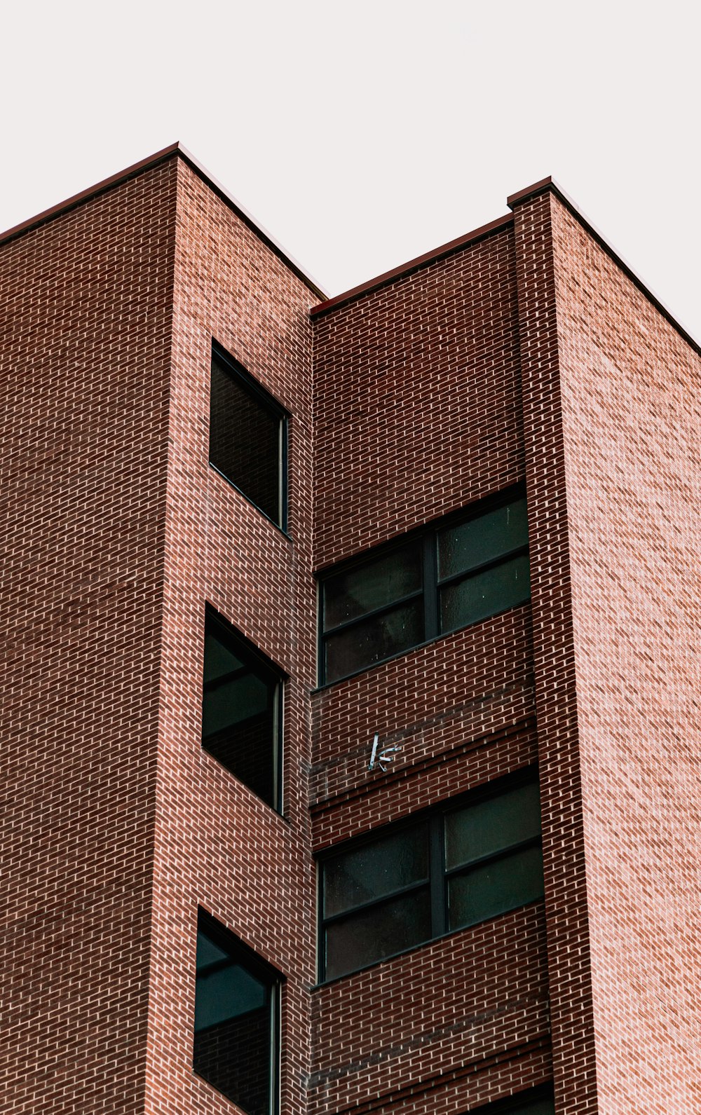 Bâtiment en brique brune pendant la journée