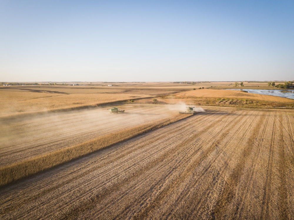 Braunes Feld unter blauem Himmel tagsüber