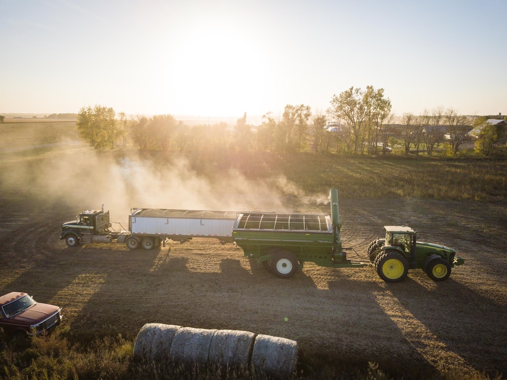 Camion utilitaire vert et noir sur le terrain d’herbe verte pendant la journée