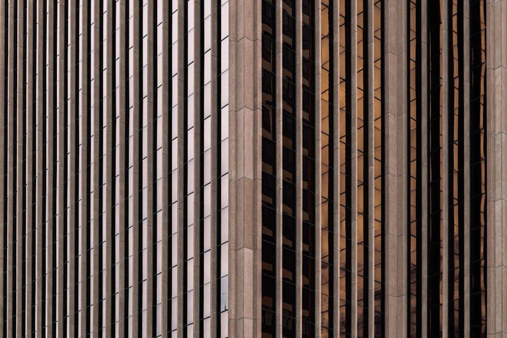 edificio in cemento marrone durante il giorno