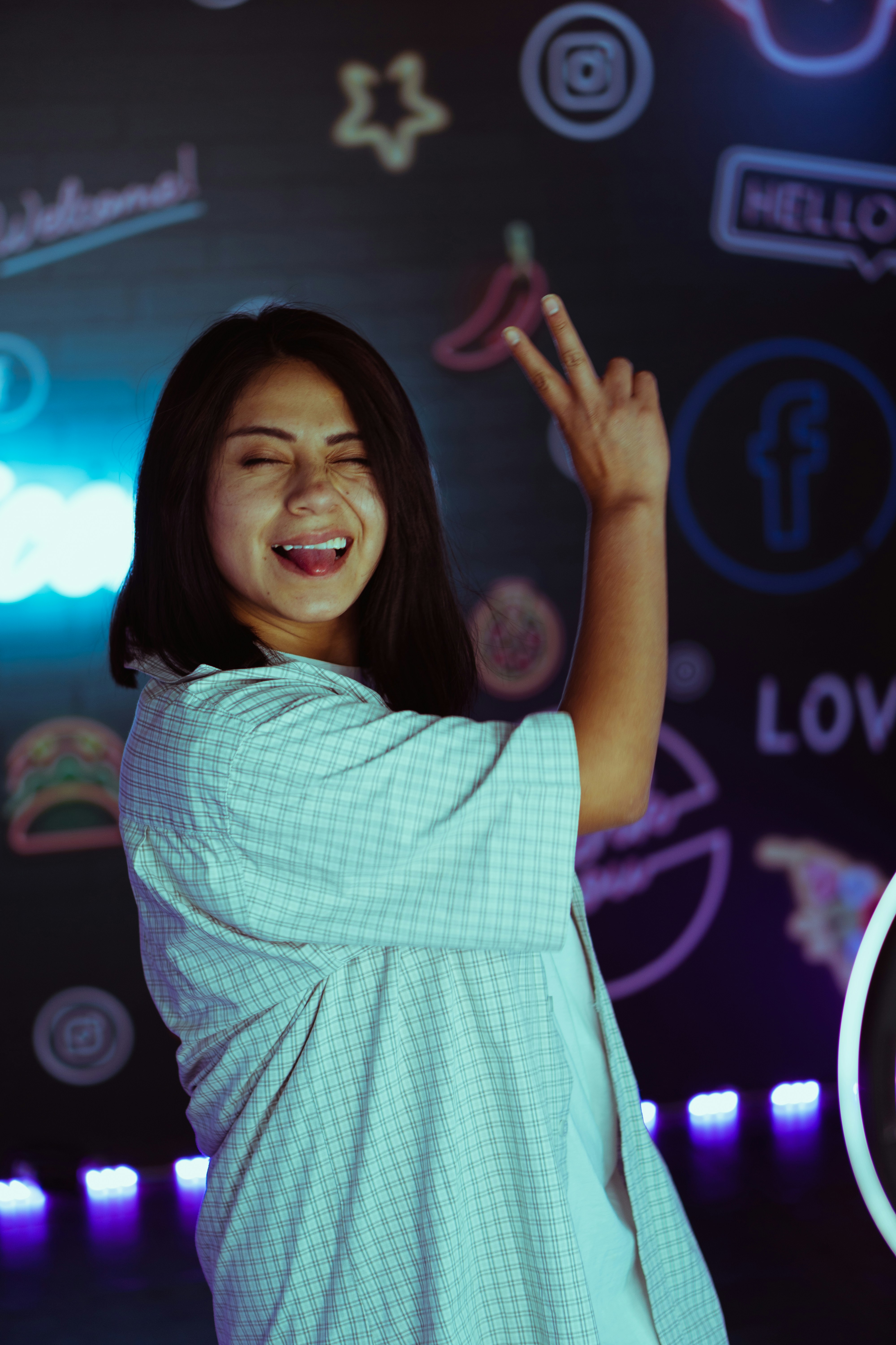 wanita dengan gaun kotak-kotak putih dan hitam