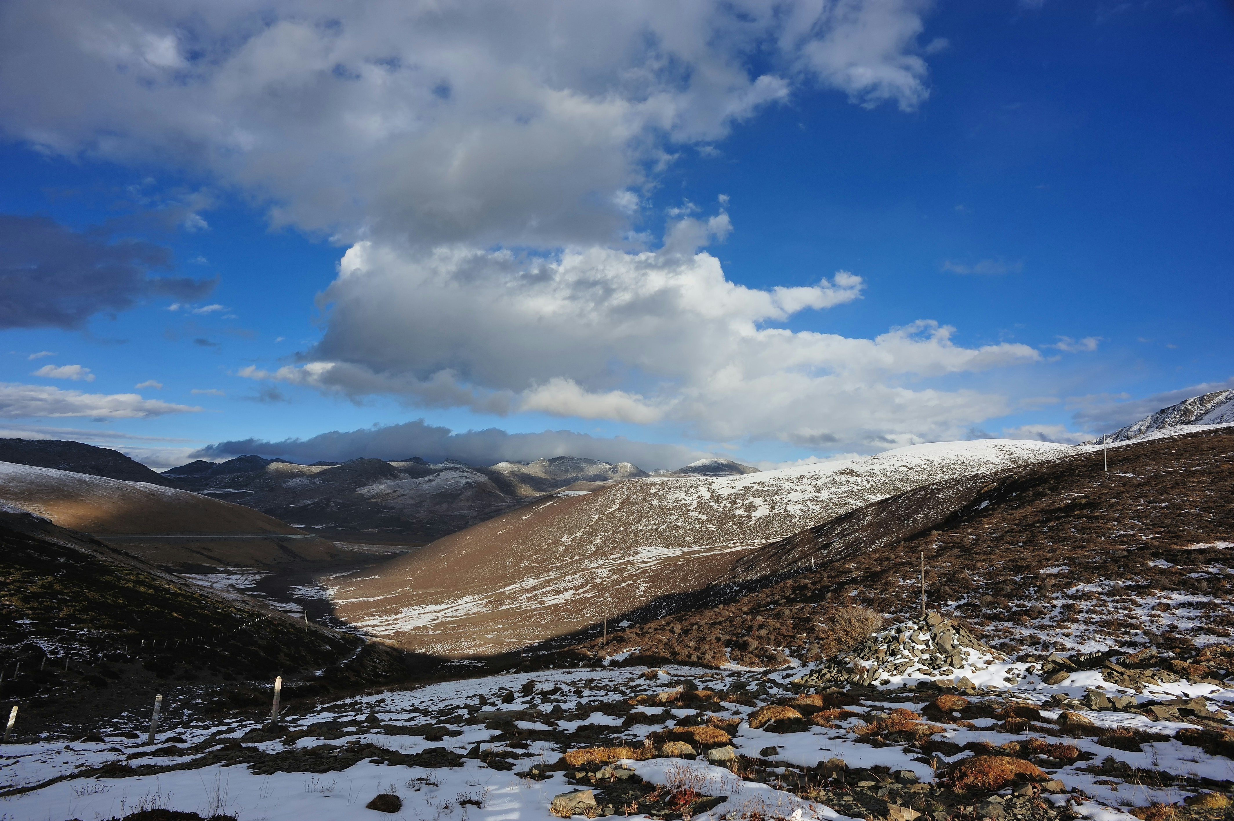 Braune und weiße Berge unter blauem Himmel tagsüber