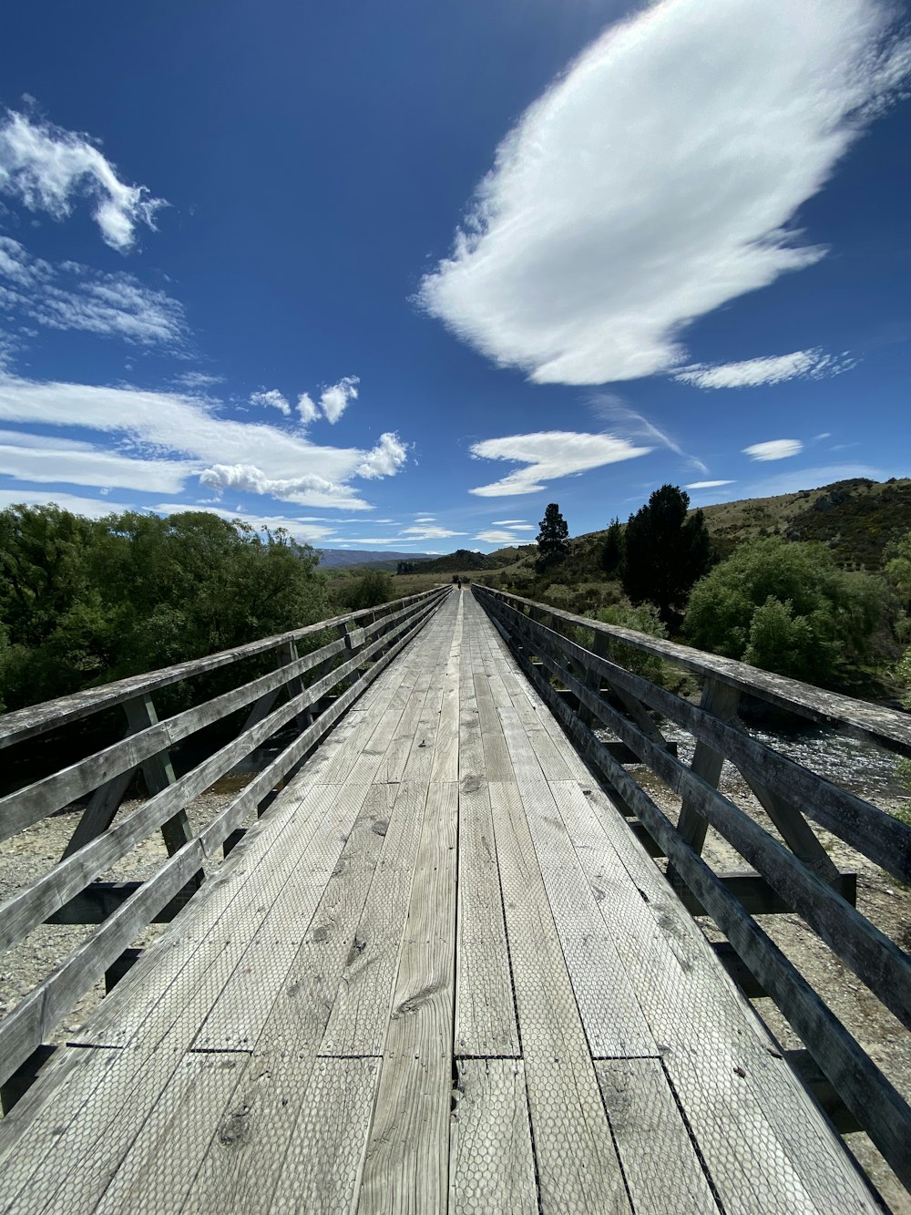 braune Holzbrücke tagsüber unter blauem Himmel