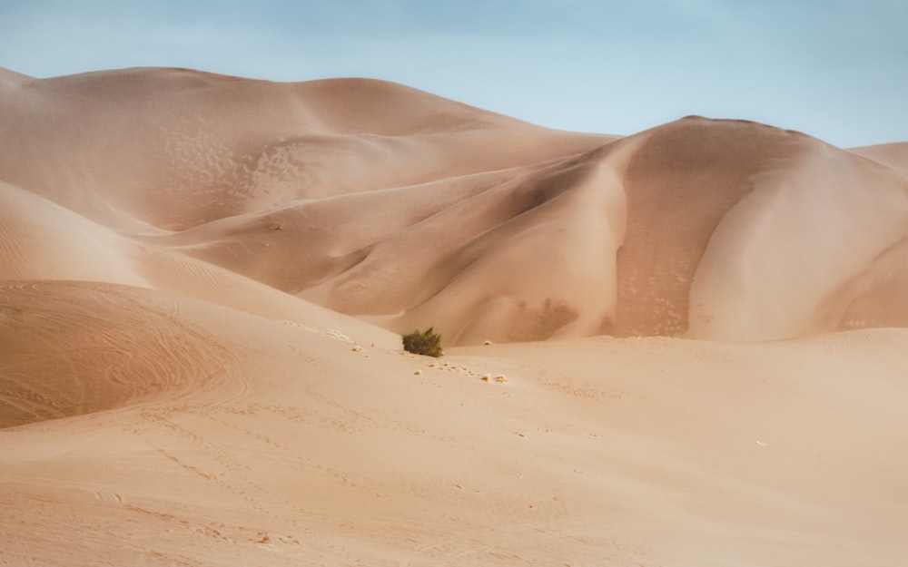 montanha de areia marrom durante o dia