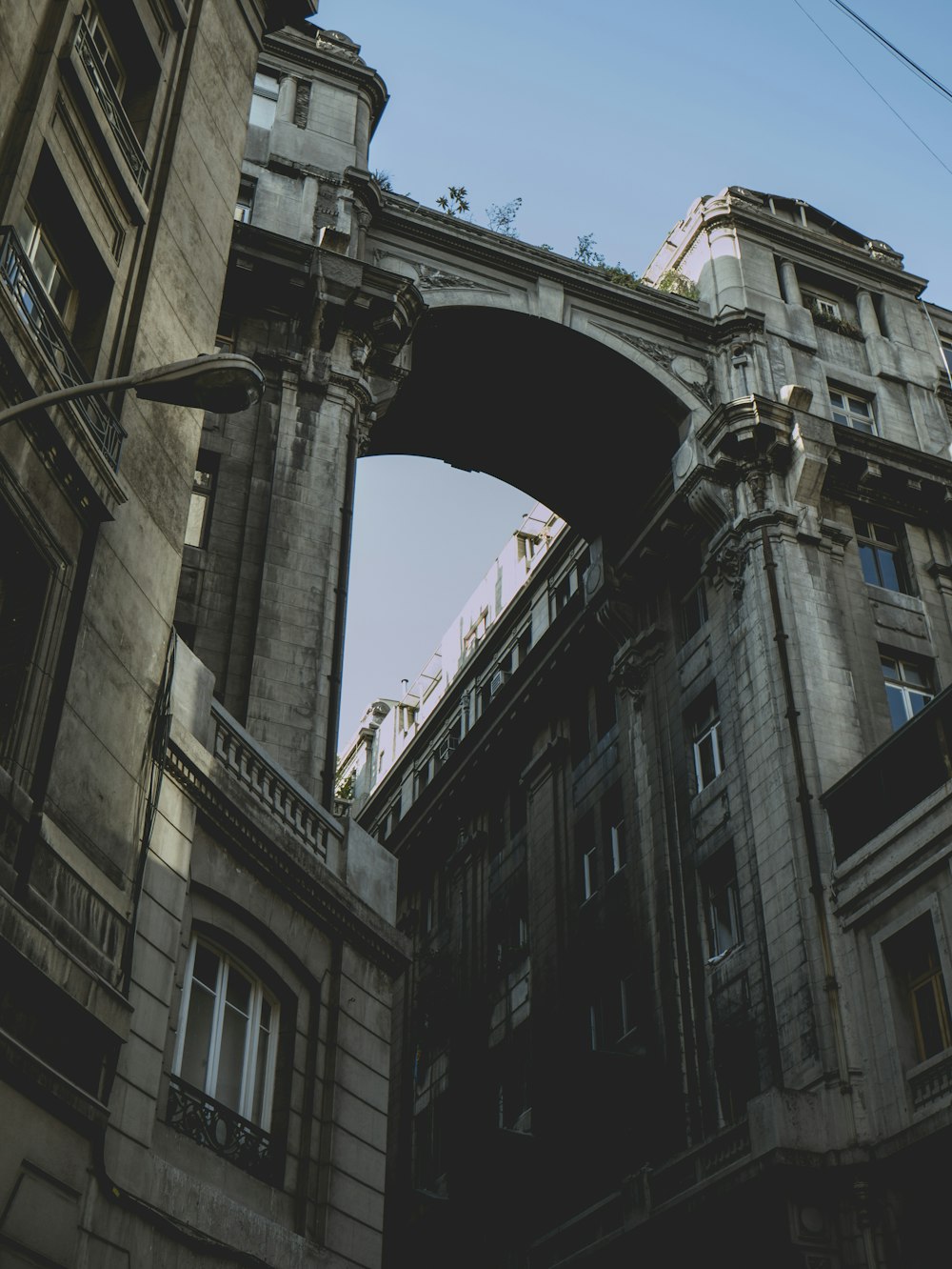 edifício de concreto cinza durante o dia