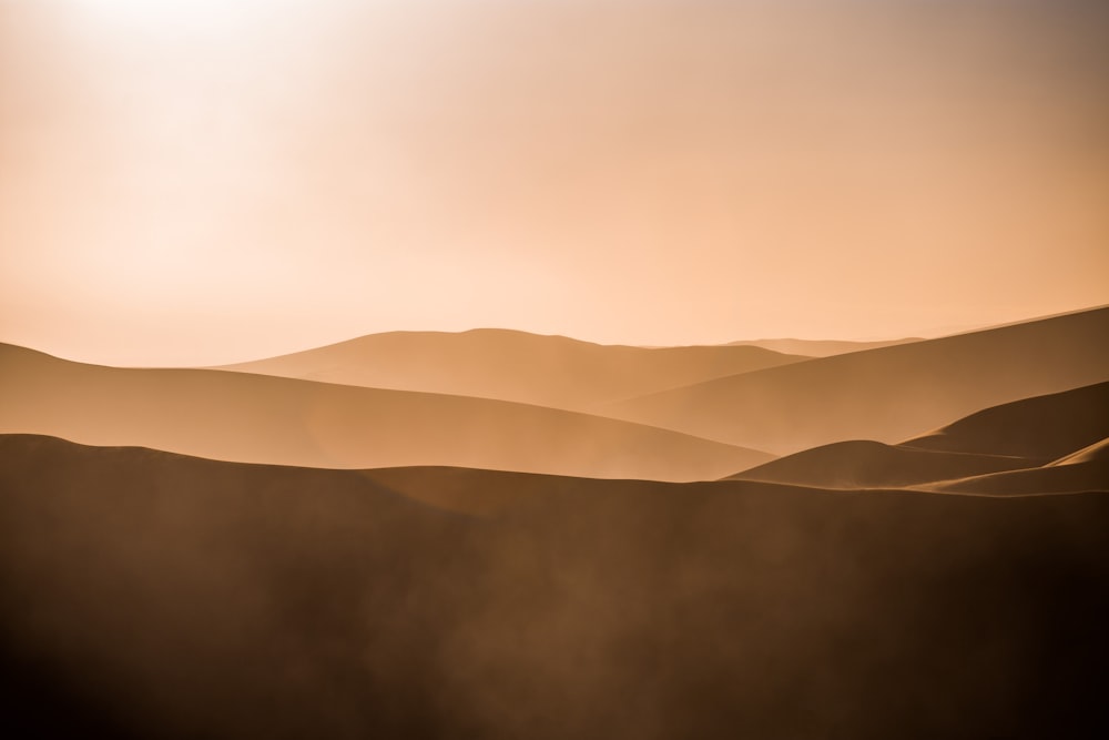 Braune Berge unter weißem Himmel tagsüber