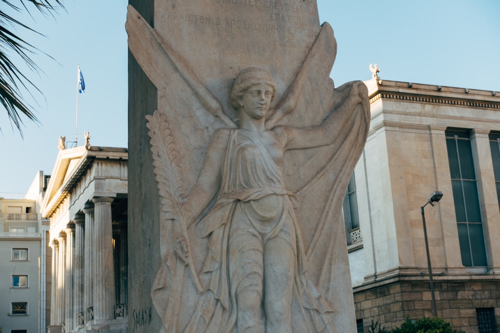 Estatua de hormigón gris durante el día