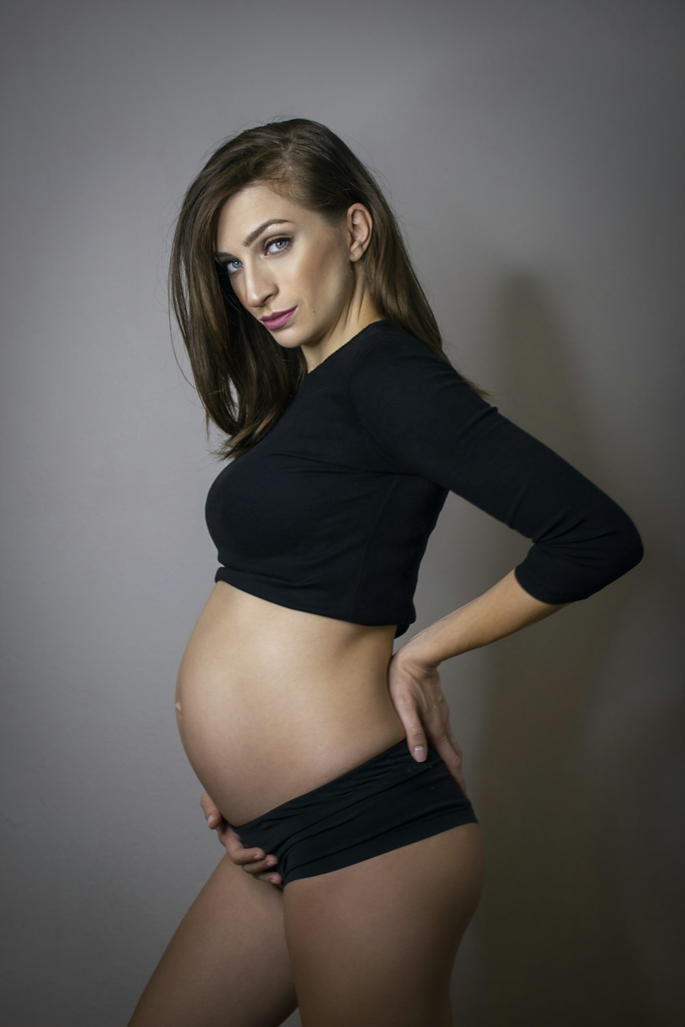 Femme en crop top noir à manches longues et bas noir