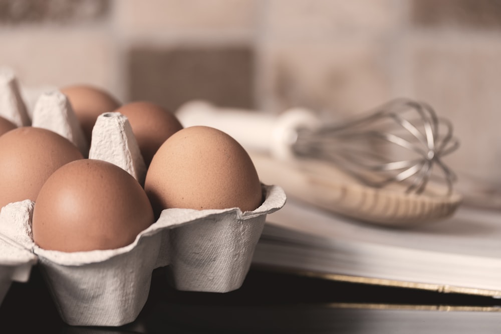 Huevos marrones en un bol de cerámica blanca