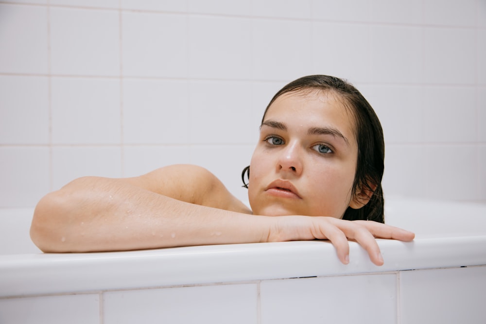 mujer en topless en bañera blanca