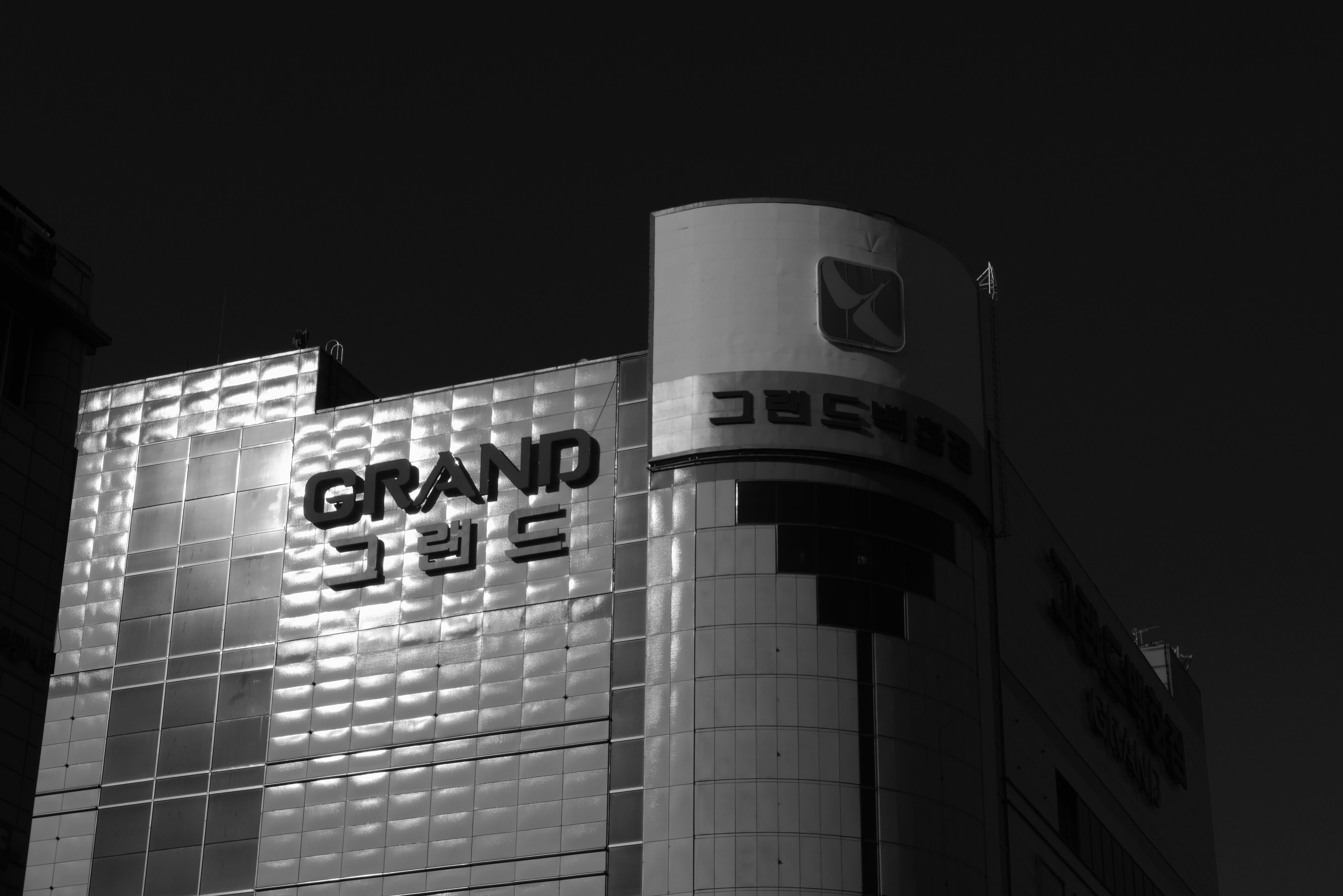 a black and white photo of a building