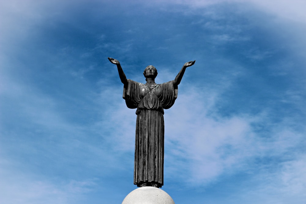 Estatua de la Libertad bajo el cielo azul durante el día