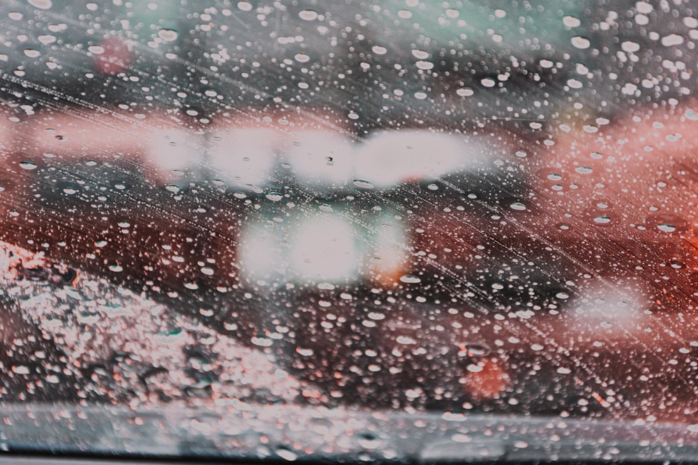 gotas de agua en la ventana de vidrio